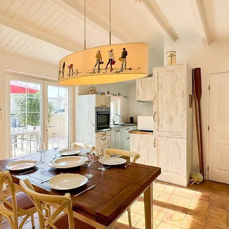 Dans Le Centre Du Village D'ars En Re, Charmante Bien Decoree * Арс-эн-Рэ