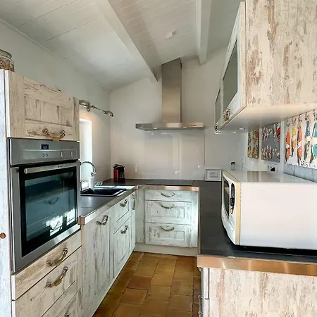 Dans Le Centre Du Village D'ars En Re, Charmante Bien Decoree *