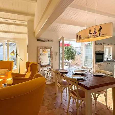 Dans Le Centre Du Village D'ars En Re, Charmante Bien Decoree Арс-эн-Рэ