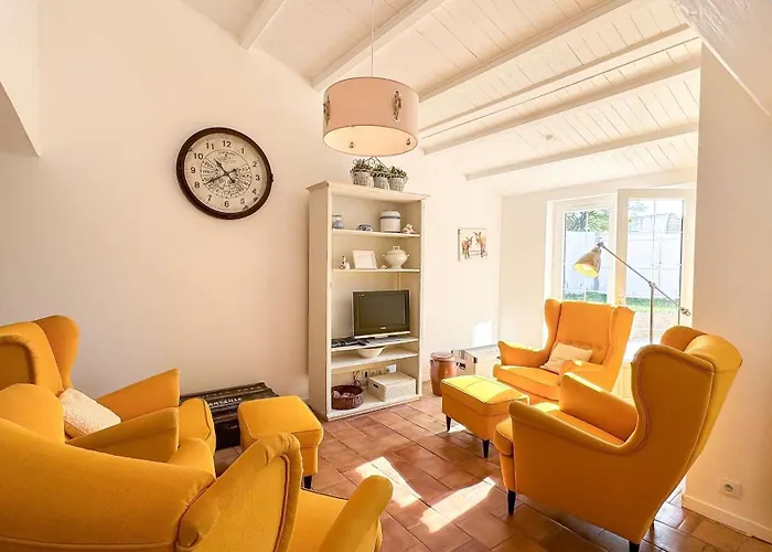 Dans Le Centre Du Village D'ars En Re, Charmante Bien Décorée Villa