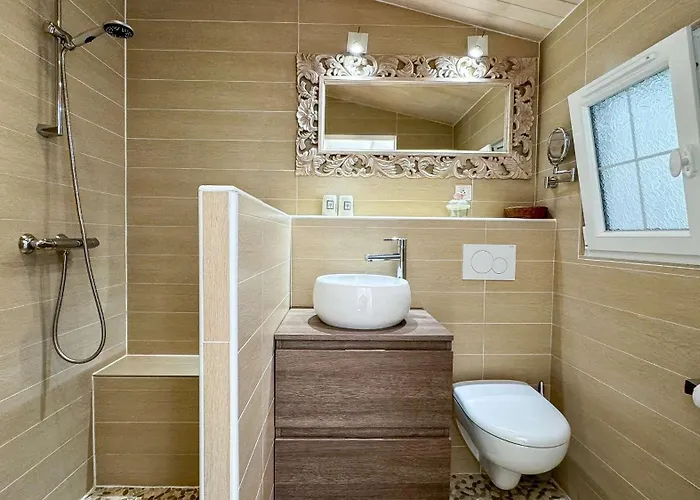 Dans Le Centre Du Village D'ars En Re, Charmante Bien Décorée Villa *